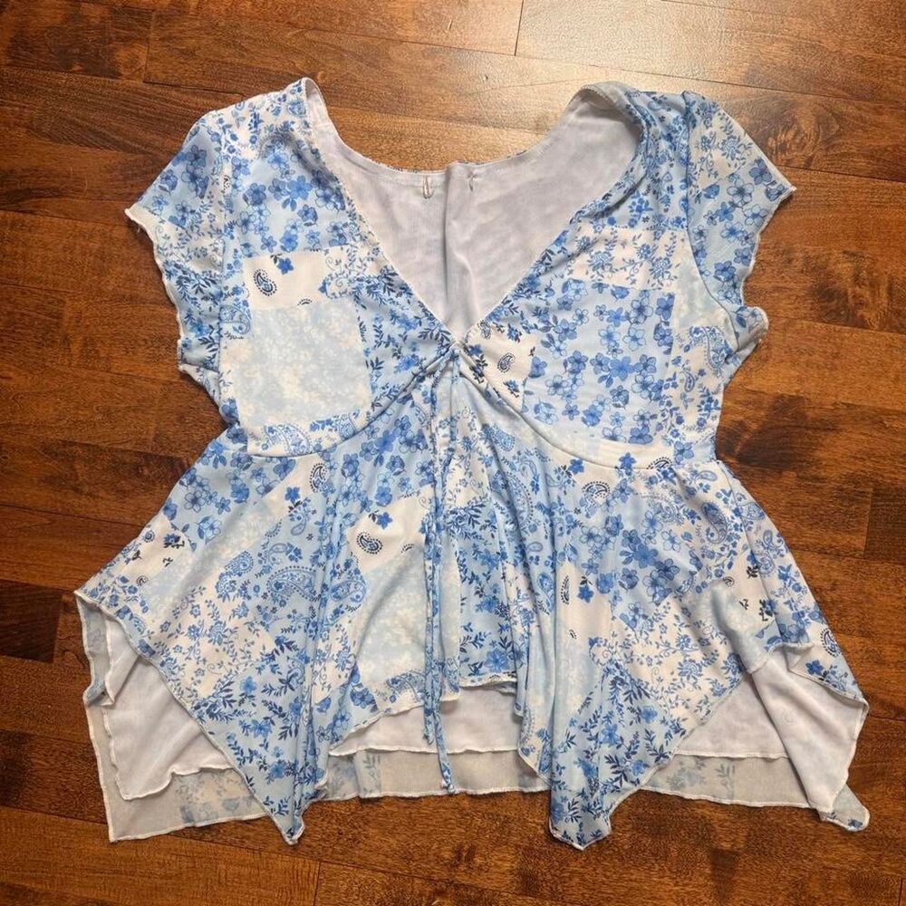 Fairy cut blue and white paisley top size large